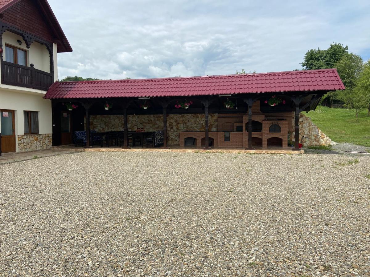 Conacul Lupilor Hotel Satu Sugatag Eksteriør billede